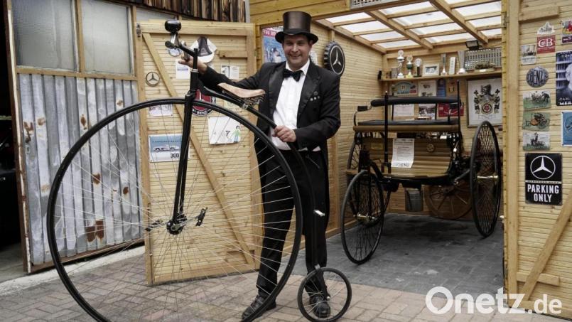 Stefan Krauß hat eine Leidenschaft für ungewöhnliche Fortbewegungsmittel. In seiner Garage steht ein Hochrad und der Nachbau des ersten Automobils der Welt. Bild: Marina Gube