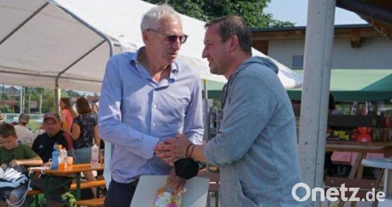 Vorsitzender Hans Fischer (rechts) dankt Alfred Hauser für die Unterstützung des 1. FC Rieden. Bild:  Steffen Genrich/exb