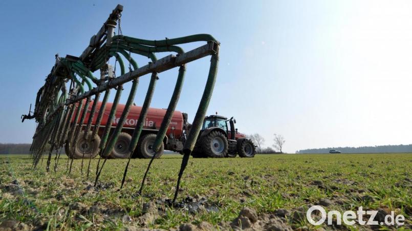 Ein Landwirt verteilt Gülle auf einem Feld. Nitrat ist die Hauptbelastungsquelle für das Oberpfälzer Grundwasser. Symbolbild: Philipp Schulze