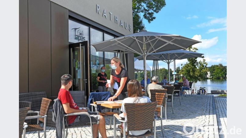 Das Rathaus-Café ist am Freitagnachmittag gut besucht. So soll es auch bleiben, sagt Wirt Sven Bauer. Bild: Gabi Schönberger