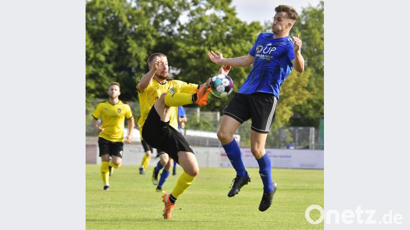 Der 2:1-Sieg im Derby in Amberg wird SpVgg-SV-Stürmer Nico Argauer (rechts) und seinen Mitspielern Auftrieb geben für die Nachholpartie in Lam. Bild: Hubert Ziegler