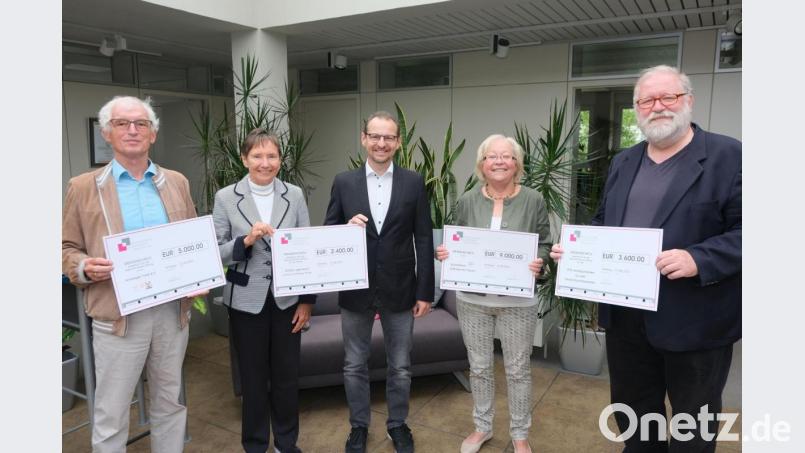 Bei der Spendenübergabe von links: Bernhard Saurenbach von der Amberger Tafel, Dagmar Kierner und Wolfgang Erb von der Werkvolk-Geschäftsführung, Marianne Gutwein vom SkF und Kanzler Ludwig von Stern von der OTH Amberg-Weiden. Bild: usc
