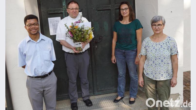 Pfarrvikar Dr. Justin Kamwanya Kishimbe (von links) und Pfarrer Markus Bruckner freuen sich über die Spende des Obst- und Gartenbauvereins Immenreuth, die Birgit Schindler und Maria Frauenholz überreichten. Bild: bkr
