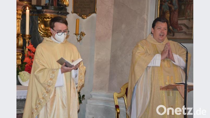 Pfarrer Stefan Haimerl (rechts) war Hauptzelebrant und Prediger beim jüngsten Resl-Gebetstag. Begrüßt hatte die Gläubigen und den Gast in der Konnersreuther Pfarrkirche Neupriester Bastian Neumann. Bild: jr