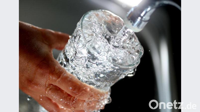 Der Dreh am Wasserhahn kostet im Versorgungsgebiet der Sigl-Sigras-Gruppe rückwirkend zum 1. Januar 2021 deutlich mehr. Symbolbild: Oliver Berg/dpa