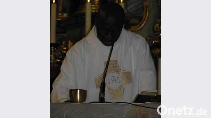 Im Vorabendgottesdienst am Samstag in der Pfarrkirche Patrona Bavariae wurde Pfarrvikar Chinedu Paul Ezenwa von Neusorg aus der Pfar-reiengemeinschaft Pullenreuth-Neusorg verabschiedet. Bild: öt