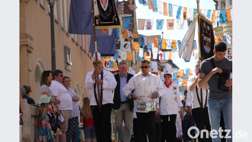 Großes Aufsehen erregten Köche aus ganz Bayern bei ihrem Zug durch die Amberger Innenstadt. Bild: ads