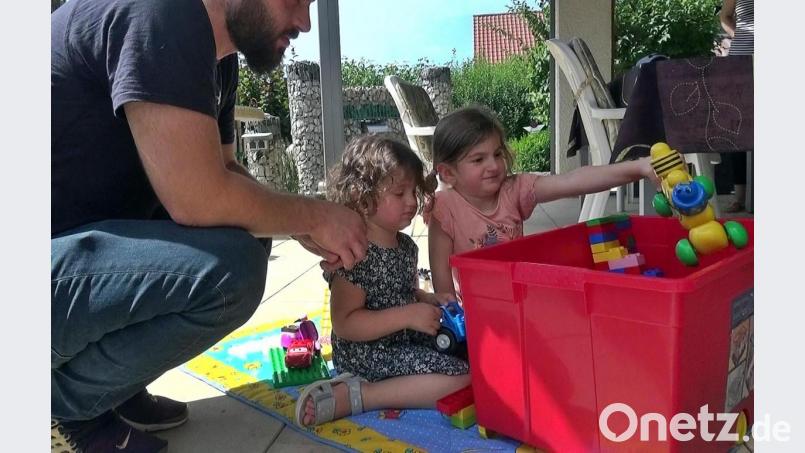 Ahmet Horoz mit seinen Töchtern Damla Su (3) und Günes (5). Bild: jma