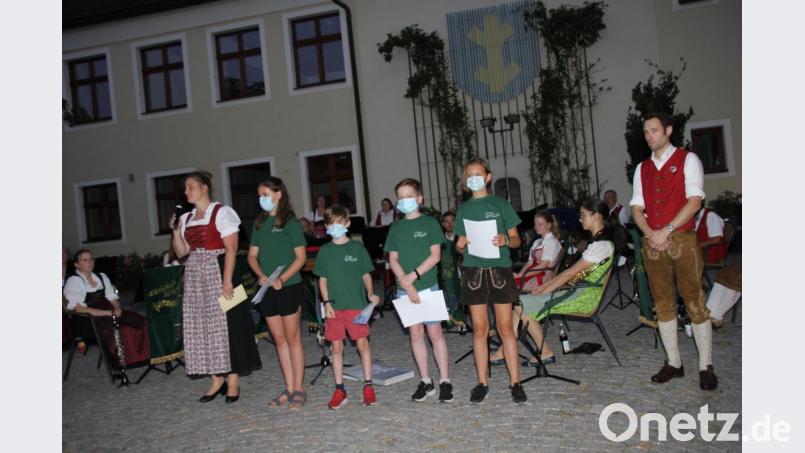 Judith Schlosser (links) und Michael Leitl (rechts) gratulieren (von links) Charlotte Turner (Querflöte) und Logan Turner (Trompete), Severin Kellner (Alt-Saxophon) und Hannah Schorner (Klarinette) zur bestandenen Prüfung für das Juniorabzeichen. Bild: ads