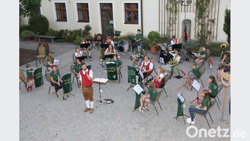 Den ersten Teil des Picknickkonzerts bestritten die Nachwuchsmusiker der Ehebachtaler Blaskapelle unter der Leitung von Johannes Pilarski, die es kaum erwarten konnten, einmal wieder vor Publikum zu spielen. Bild: ads