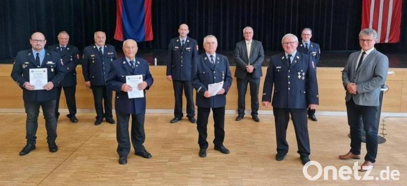 Die Brüder Josef und Michael Falk wurden für 70-jährige Vereinszugehörigkeit ausgezeichnet. Eine Urkunde gab es auch für den früheren Kreisjugendwartesprecher. Bild: Georg Schmid jun./exb