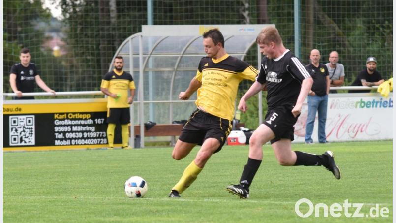 Der FC Tirschenreuth II besiegte den TSV Konnersreuth II mit 5:2. Hier zieht der dreifache Torschütze Elias Bader (gelbes Trikot) vor Simon Patzina ab. Bild: gb