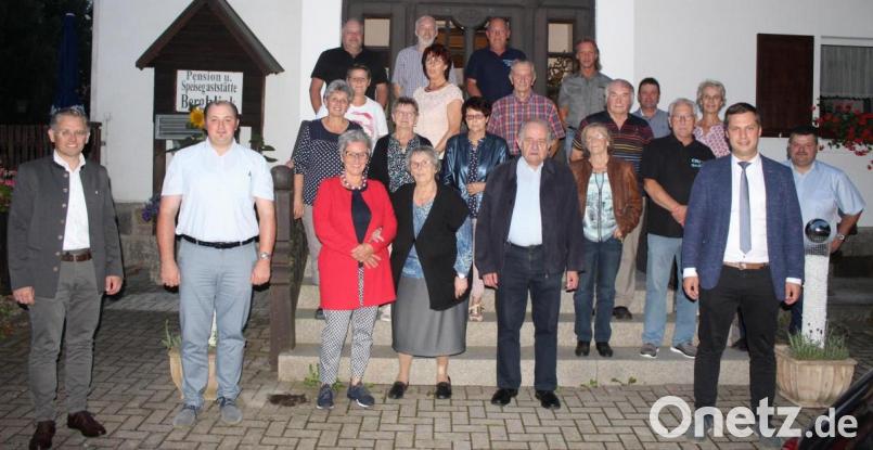 CSU-Kreisvorsitzender und MdL Tobias Reiß (links) sowie CSU-Vorsitzender Wolfgang Söllner (Zweiter von rechts) bedankten sich bei den zahlreichen langjährigen Mitgliedern für die Treue zum CSU-Ortsverband Ebnath. Bild: soj