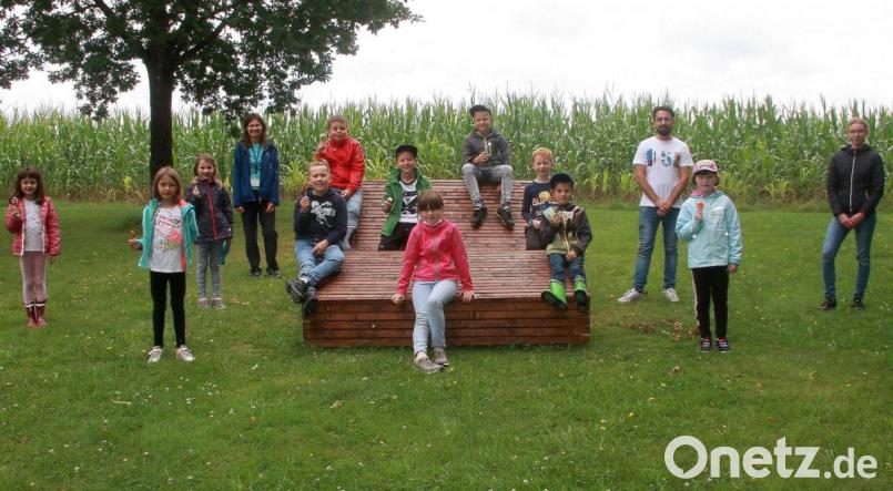 Das naturnahe Ferienprogramm von CSU, JU und FU Wiesau leitete Geoparkrangerin Angela Scharnagl (Vierte von links). Zudem wurden die Mädchen und Buben von Michael Dutz (nicht auf dem Bild), Sophie Maurer (rechts) und Florian Distner (Dritter von rechts) begleitet. Bild: wro