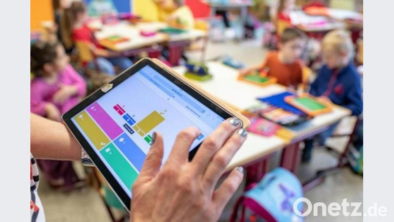 Auch Ambergs Erstklässler sollen schon in den Genuss von digitaler Schulbildung kommen. Dazu läuft jetzt ein Pilotprojekt an der Albert-Schweitzer-Schule an. Bild: Armin Weigel/dpa