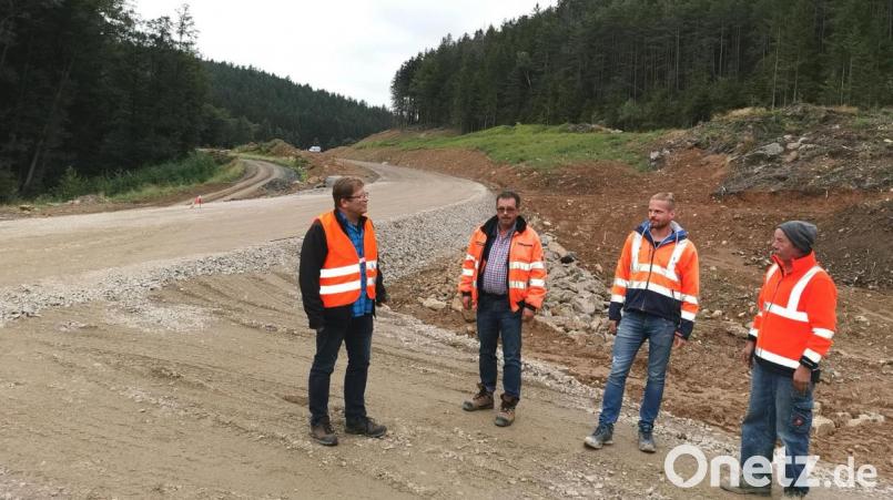 In Teilen ist das neue Niveau der Staatsstraße zwischen Gaisthal und Schönsee hergestellt. Im Tal des Agnesbaches trafen sich Projektleiter Eduard Gleich (von links) und Manfred Dirscherl (Bauüberwachung) vom Staatlichen Bauamt Amberg-Sulzbach mit Bauleiter Matthias Vogl und Polier Norbert Betz. Bild: Portner