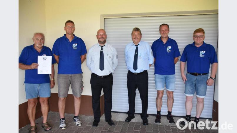 Nach der Ehrung beim Soldaten- und Kameradschaftsverein: (von links) Hermann Specht, Jürgen Hagerer, Vorsitzender Stefan Vogl, stellvertretender Kreisvorsitzender Horst Pirner, Matthias Brunner und Bürgermeister Bernhard Köller. Bild: wku