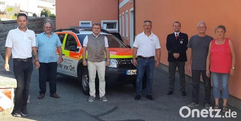 Bereitschaftsleiter Ediz Kozanli (links) ehrt treue Aktive der BRK-Bereitschaft. Bild: Patrick Ascherl/exb