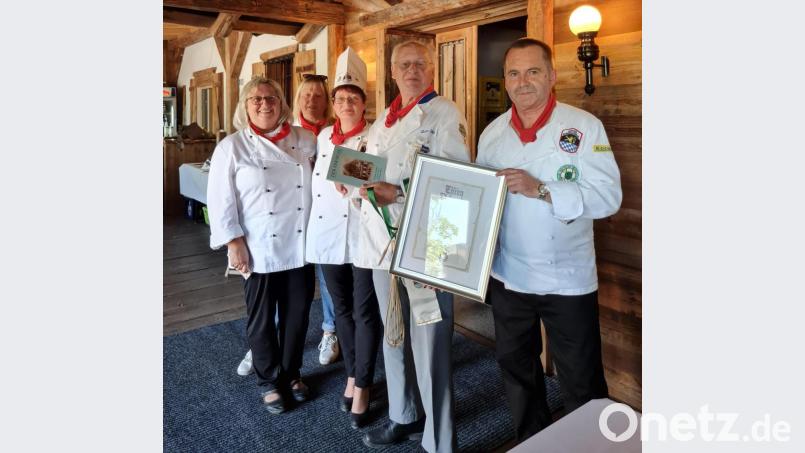 Die Vorsitzende des Clubs der Amberger Köche, Michaela Fröhler (Mitte), ehrte die Gründungsmitglieder Anna Maria Gebhard und Johanna Augsbach (von links) sowie Manfred Prifling (rechts). Auch Ehrenvorsitzender Walter Fröhler (Zweiter von rechts) wurde ausgezeichnet. Bild: ads