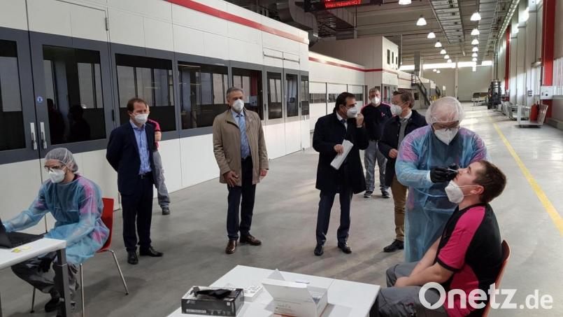 Für die Impfaktion bei Progroup interessierte sich Gesundheitsminister Klaus Holetschek bei einem Besuch im Februar Bild: rti