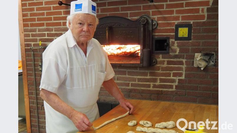 Er kann das Backen nicht lassen: Alois Spitzer in der Backstube von Innungsobermeister Wolfgang Schmid. Bild: Bühner