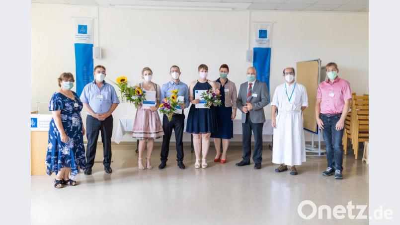 Schulleiterin Marion Laupenmühlen-Schemm, stellvertretender Geschäftsführer Michael Enzmann, Shania Schindler, Philipp Thomas, Katharina Moser, Nikola Gegenfurtner, Pflegedirektor Frank Hederer, Pater Thomas Väth und MAV-Vorsitzender Christian Pirzer (von links) gratulierten den Jahrgangsbesten (mit Urkunde). Bild: Michael Vogl/exb