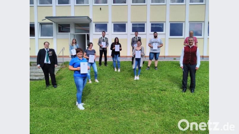 Gauschützenmeister Stefan Brandmiller (links) ehrte verschiedene Mitglieder mit einer BSSB-Verdienstandel. Darunter auch Schützenmeister Thomas Eiberweiser (hinten, links). Bürgermeister Andreas Wutzlhofer (rechts) appellierte an die Vereinsmitglieder, trotz der Schwierigkeiten durch die Pandemie, durchzuhalten. Bild: dob