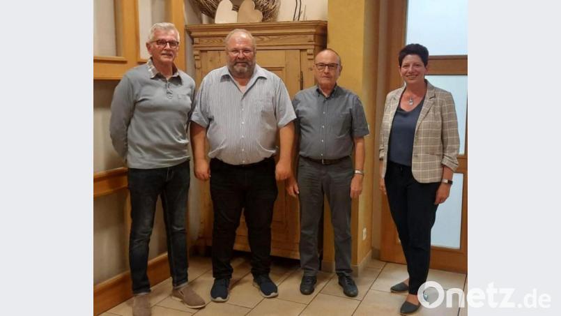 Geschäftsführer Wolfgang Sonnleitner, Vorsitzender Markus Wondraschek und Schatzmeister Norbert Neuß (von links) übernehmen ihre Aufgaben noch für eine Wahlperiode. Rechts im Bild Zweite Bürgermeisterin Margit Reichl. Bild: Markus Wondraschek/exb