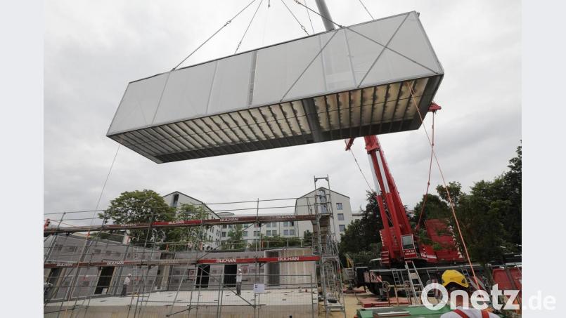 Hier &quot;schwebt&quot; per Kran eines der größten Bauteile des neuen OP-Zetrums von St. Marien Amberg ein: 33 solcher Module werden dafür zusammengesetzt Bild: Wolfgang Steinbacher