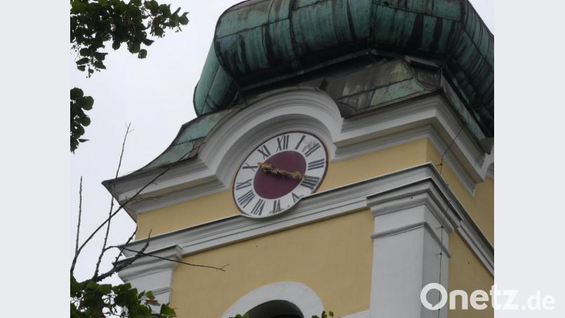 Der Annaberg-Kirchturm mit seiner Uhr in 20 Metern Höhe hat nur ein Ziffernblatt - es prangt an der Südseite. Doch das 120 Jahre alte Uhrwerk schlägt nicht immer richtig: Vogelfedern und die Witterung bringen es gelegentlich aus dem Takt. Bild: ige