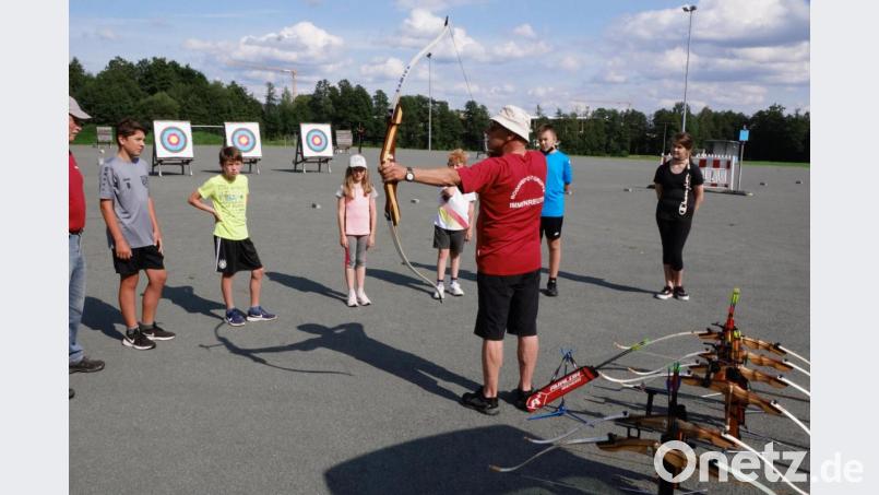 Mit olympischen Recurvebögen für Kinder von 8 bis 15 Jahren durften nach einer gründlichen Einweisung durch Abteilungsleiter Jochen Nentwich (rrechts vorne) die Kinder üben. Bild: bkr
