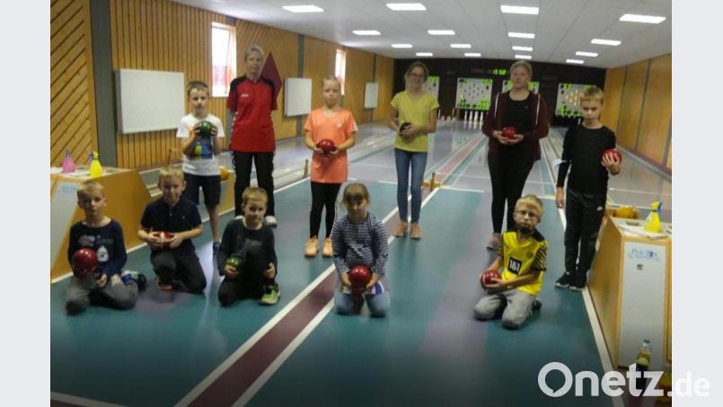 Fest im Griff haben die jungen Kegelfreunde die ihnen zugewiesene Kugel beim Schnupperkegeln des SC Eschenbach. Bild: rn