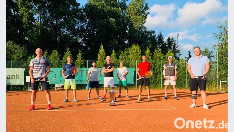 Die Herren 30 mit (von links) Simon Dobmeier, Fabian Uhlig, Jürgen Nimbs, Christian Busch, Jürgen Schiller, Christian Sperl, Martin Wolf und Christian Harms holten am letzten Spieltag den Meistertitel Bild: Martin Fischer/exb