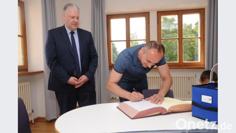 Im Landratsamt trug sich Thomas Laforge ins Goldene Buch des Landkreises ein. Bild: Joachim Gebhardt