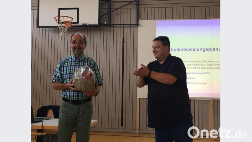 Bürgermeister Christian Ziegler (rechts) dankte dem Referenten Gerhard Dix. Bild: Gemeinde Fensterbach/exb
