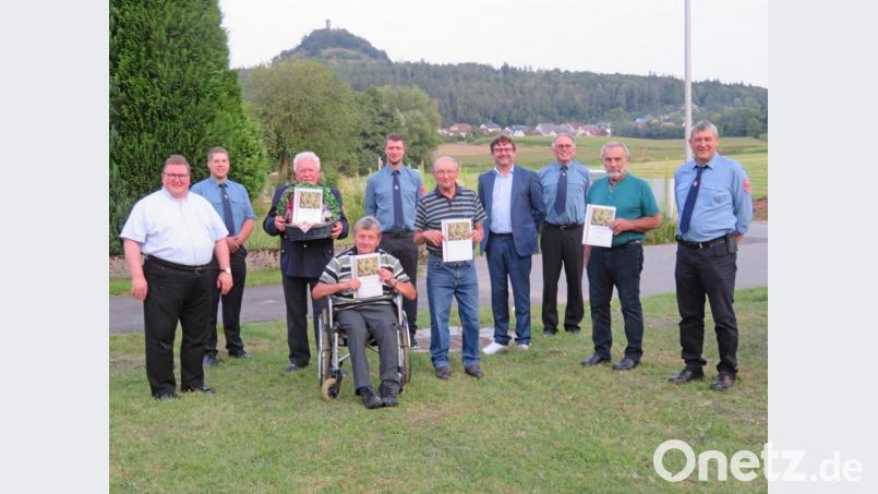 Nach der Segnung der Feuerwehrpumpe steht die Ehrung langjähriger Mitglieder auf dem Programm. Im Bild: (von links) Pfarrer Sven Grillmeier, stellvertretender Vorsitzender Christian Ziegler, Hermann Gmelch (49 Jahre aktiver Dienst), Reinhard Walter (50 Jahre), Vorsitzender Michael Gmelch, Martin Walter (50 Jahre), Bürgermeister Wolfgang Haberberger, Schriftführer Wendelin Leiter, Michael Beer (25 Jahre) und Kommandant Gerhard Müller. Bild: ow