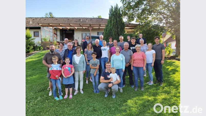 Den Gästen gefällt es in Neunburg und auf dem Kollerhof. Für die langjährige Treue gab es Urkunden und kleine Geschenke. Bild: Werner Dietrich/exb