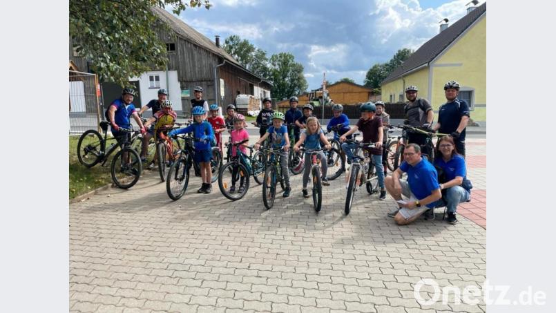 On Tour. 14 Kinder starteten mit ihren Begleitern in zwei Gruppen zur Bausch-Kapelle und Heiligen Staude. Bild: fz