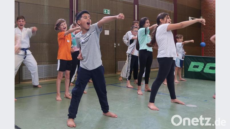 Vollen Körpereinsatz zeigen die Kinder bei der Ferienaktion &quot;Karate&quot;. Bild: Kunz