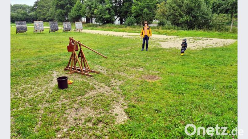 Der vierjährige Jakob zieht an der der Leine. Die schweren Steine im Korb am Ende des Wurfarms reißen die Ladung nach oben, und dann fliegt der kleine Pinguin, der jetzt noch unten im Trébuchet liegt, weit über den Eislaufplatz. Bild: cog