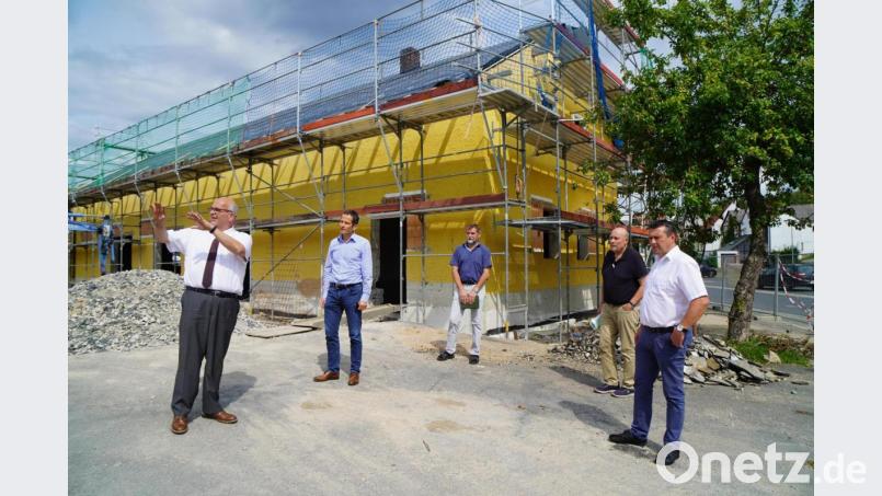 Bürgermeister Klaus Meyer (links) erklärte MdB Albert Rupprecht (Zweiter von links), was auf dem ehemaligen Raiffeisenareal in Bad Neualbenreuth entsteht. Mit dabei waren Zweiter Bürgermeister Christian Hebert, Altbürgermeister Albert Köstler und Arthur Sommer, ehemaliger Marktrat (von rechts). Bild: Eger