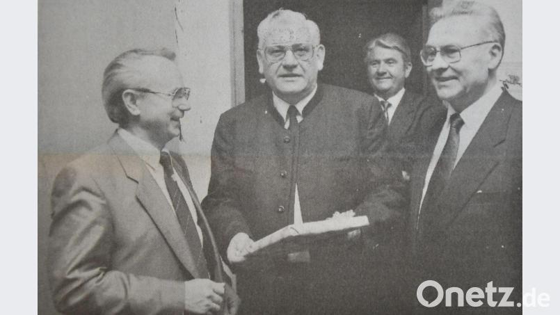 Viermal wurde Franz Weigl (Zweiter von links) zum Landrat von Tirschenreuth gewählt. Ihm zur Seite standen als Stellvertreter der Waldsassener Hans Schraml (links) und der Kemnather Bruno Ponnath (rechts). Im Hintergrund Franz Fink, 1990 bis 2002 Bürgermeister von Tirschenreuth. Repro: NT-Archiv