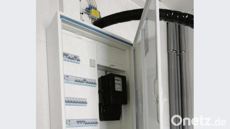 Regelmäßige Kontrollen der Elektrik sind in privaten Haushalten ratsam - bei gewerblich genutzten Gebäuden sind sie vorgeschrieben. Bild:  Nestor Bachmann/dpa