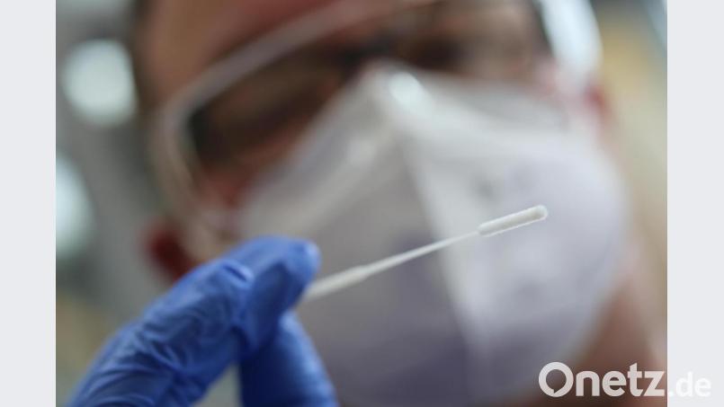 In einem Testzentrum lassen sich Personen auf Corona testen. Symbolbild: Matthias Bein/dpa