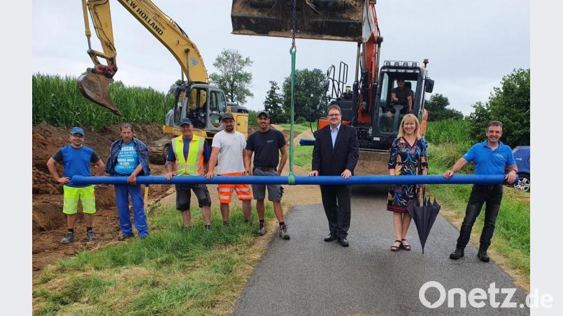 Beim Ortstermin in Betzenberg: (von rechts) Verbandsvorsitzender Elmar Halk von der Schwend-Poppberg-Gruppe, Birgland-Bürgermeisterin Brigitte Bachmann, Verbandsvorsitzender Xaver Lang von der Pettenhofener Gruppe sowie die Wasserwarte der beiden Zweckverbände. Bild: no