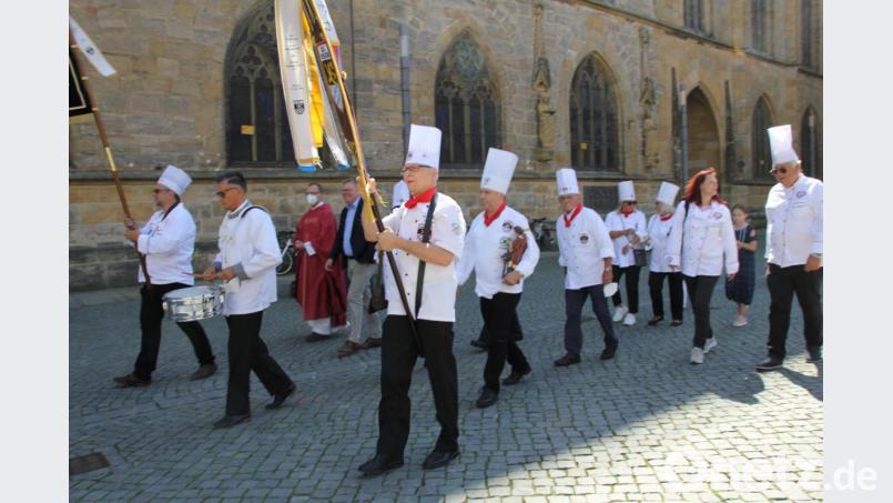 Auf Einladung des Clubs der Amberger Köche zogen die Zweigvereinen des Landesverbands durch die Amberger Altstadt. Bild: ads