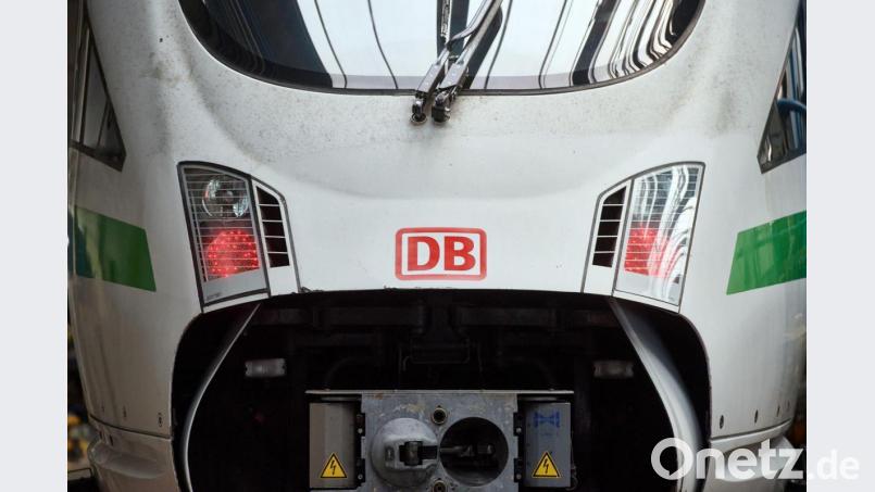 Das Logo der Deutschen Bahn ist auf der Front eines ICE zu sehen. Symbolbild: Bernd Thissen/dpa