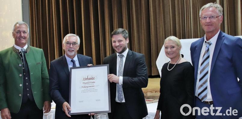 Bürgermeister Peter Neumeier (Mitte) zeichnete seinen Amtsvorgänger Manfred Rodde (links daneben) mit dem Titel Altbürgermeister aus und überreichte die entsprechende Ehrenurkunde. Mit auf dem Bild Neumeiers Stellvertreter Gabi Wittleben und Karl-Heinz Dausch (rechts), sowie Reinhold Höflechner (links), der Bürgermeister von Schwarzenfelds Partnergemeinde Straß in Steiermark. Bild: Thomas Dobler