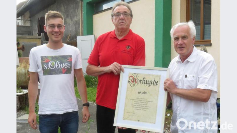 Jubilarehrung in der Schloss-Brauerei Hirschau (von links): Juniorchef Sebastian Dorfner, Claus Rösch und Franz Dorfner. Bild: Schlossbrauerei Hirschau/exb