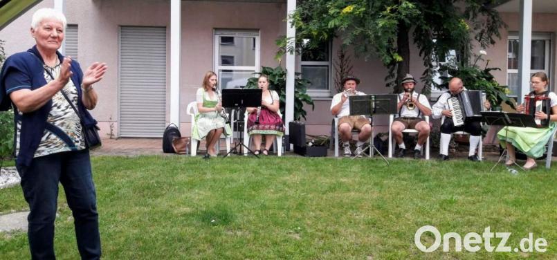 Nach monatelanger Pause findet auf Einladung des Förderkreises Altenhilfe eine öffentliche Veranstaltung im BRK-Seniorenheim statt. Für zünftige Musik sorgen D’Höitlbrumma (von links): stellvertretende Förderkreisvorsitzende Hildegard Kohl, Kristin Gräml, Sophia Weber, Marco Hösl, Michael Schanderl, Kreisheimatpfleger Dieter Kohl und Antonia Bartmann. Bild: u